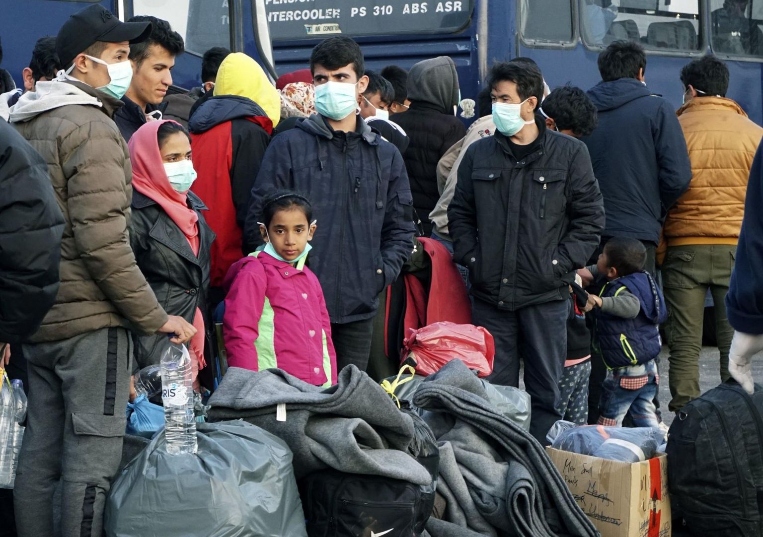Türgist Lesbosele jõudnud migrandid ootamas praami, mis viiks nad edasi pagulaskeskusse Mandri-Kreekas.  FOTO: Vangelis Papantonis / AP / Scanpix