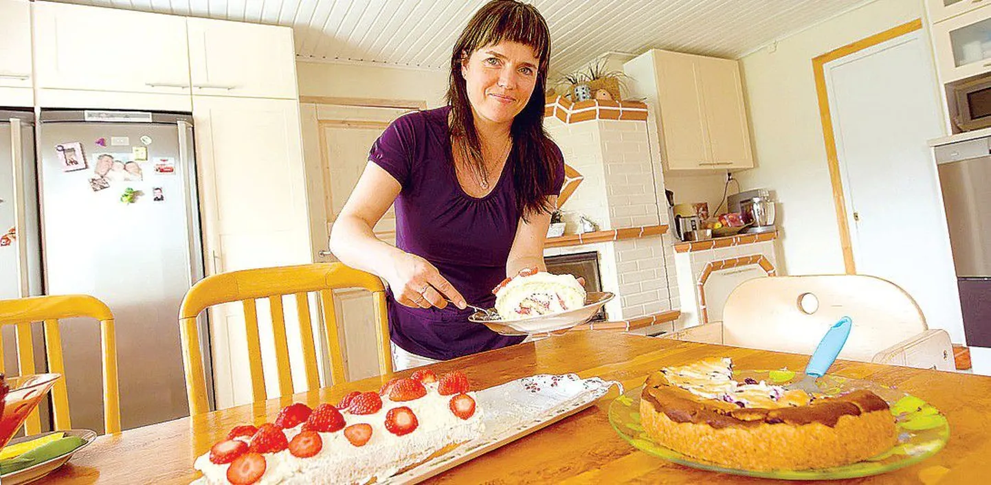 Гостям из Эстонии хозяйка ягодного хутора Руть Райвио предлагает клубничный рулет. Печь пироги и торты — страстное увлечение Руть.