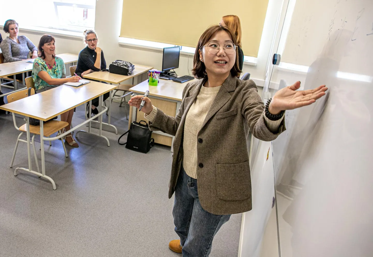 Hiina keele õpetaja Huang Mei ütles, et püüab teha keeleõppe noortele huvitavaks, et asi ei kisuks puiseks.