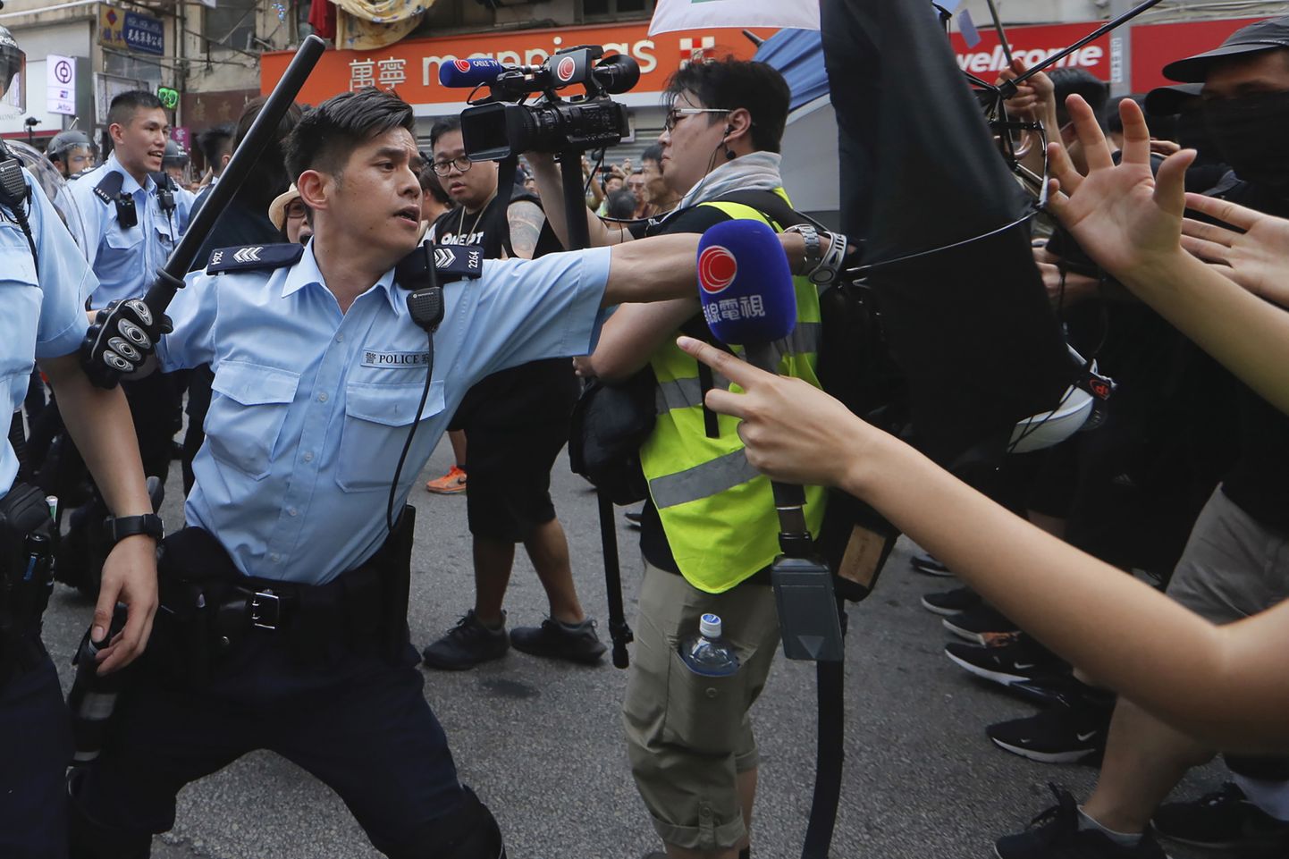 Honkongieši protestē pret tirgotājiem no Ķīnas