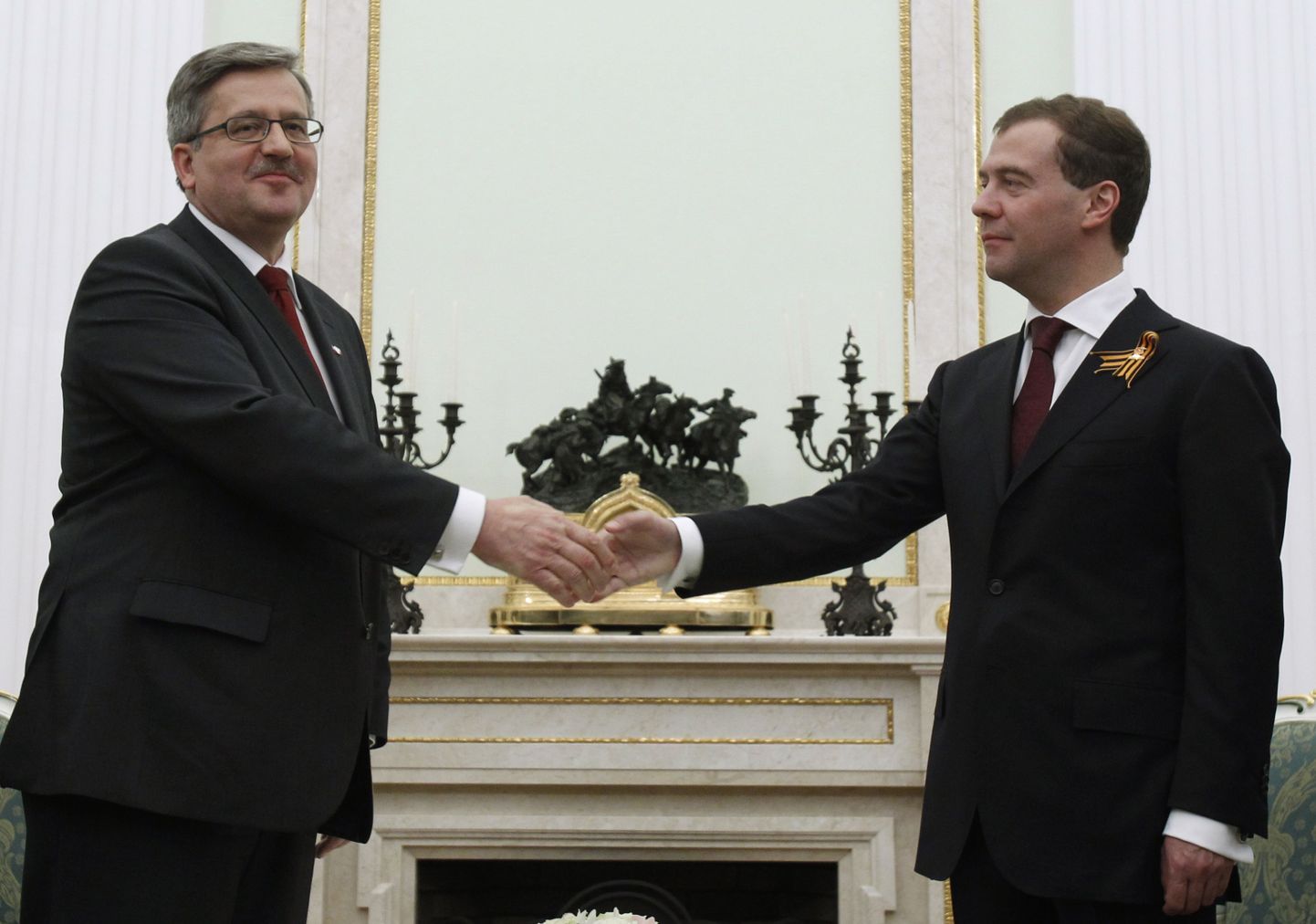 Тогда еще и.о. президента Польши Бронислав Коморовский на встрече с президентом РФ Димитрием Медведевым 8 мая