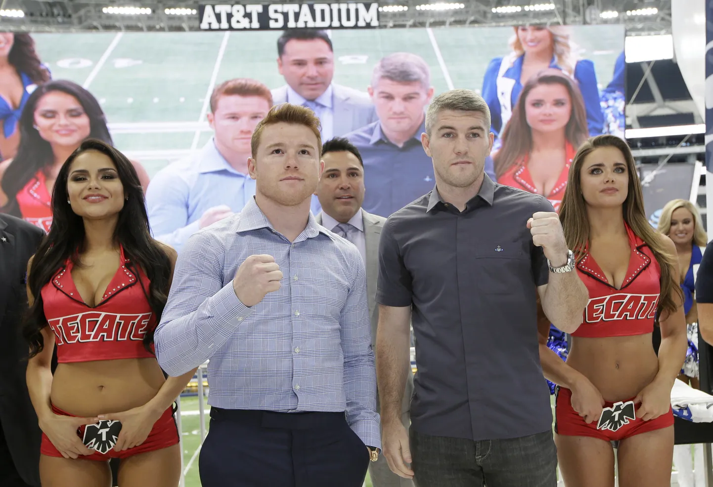 Canelo Alvarez (vasakul) ja Liam Smith matšieelsel pressikonverentsil.