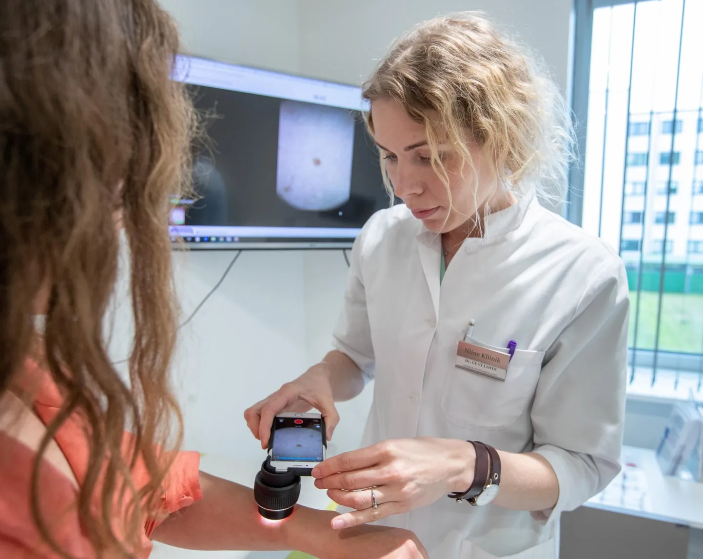 Arst kontrollis digitaalse dermatoskoobiga ka loo autori sünnimärki, mis osutus kahjutuks. Küll aga oli sünnimärgi ümber näha päikese mõjust tekkinud naha pigmentatsiooni ehk tedretäppe.