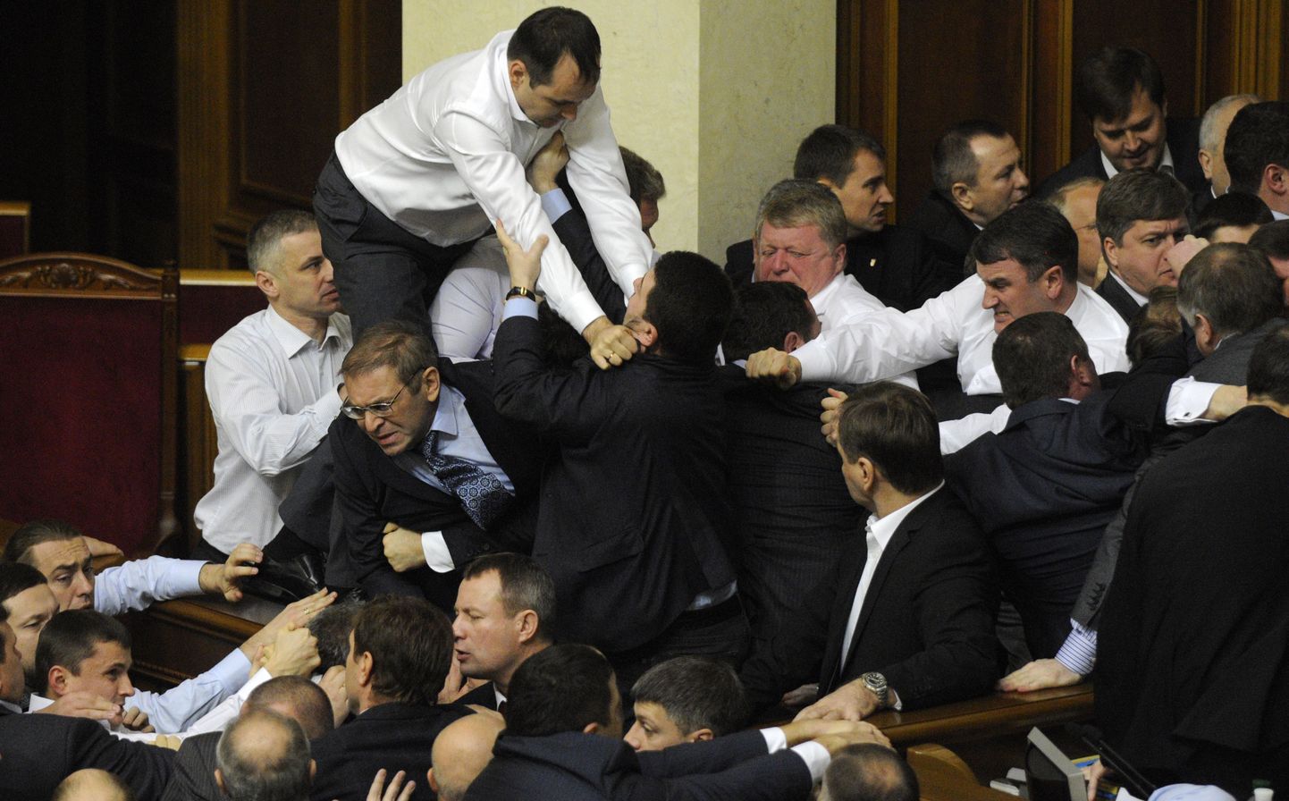 Дерутся все: и миллиардеры, и их адвокаты, и украинские парламентарии.