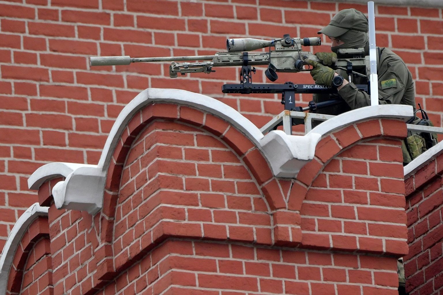 Снайпер ФСО охраняет Путина во время парада 9 мая на Красной площади в Москве. 2019 год.