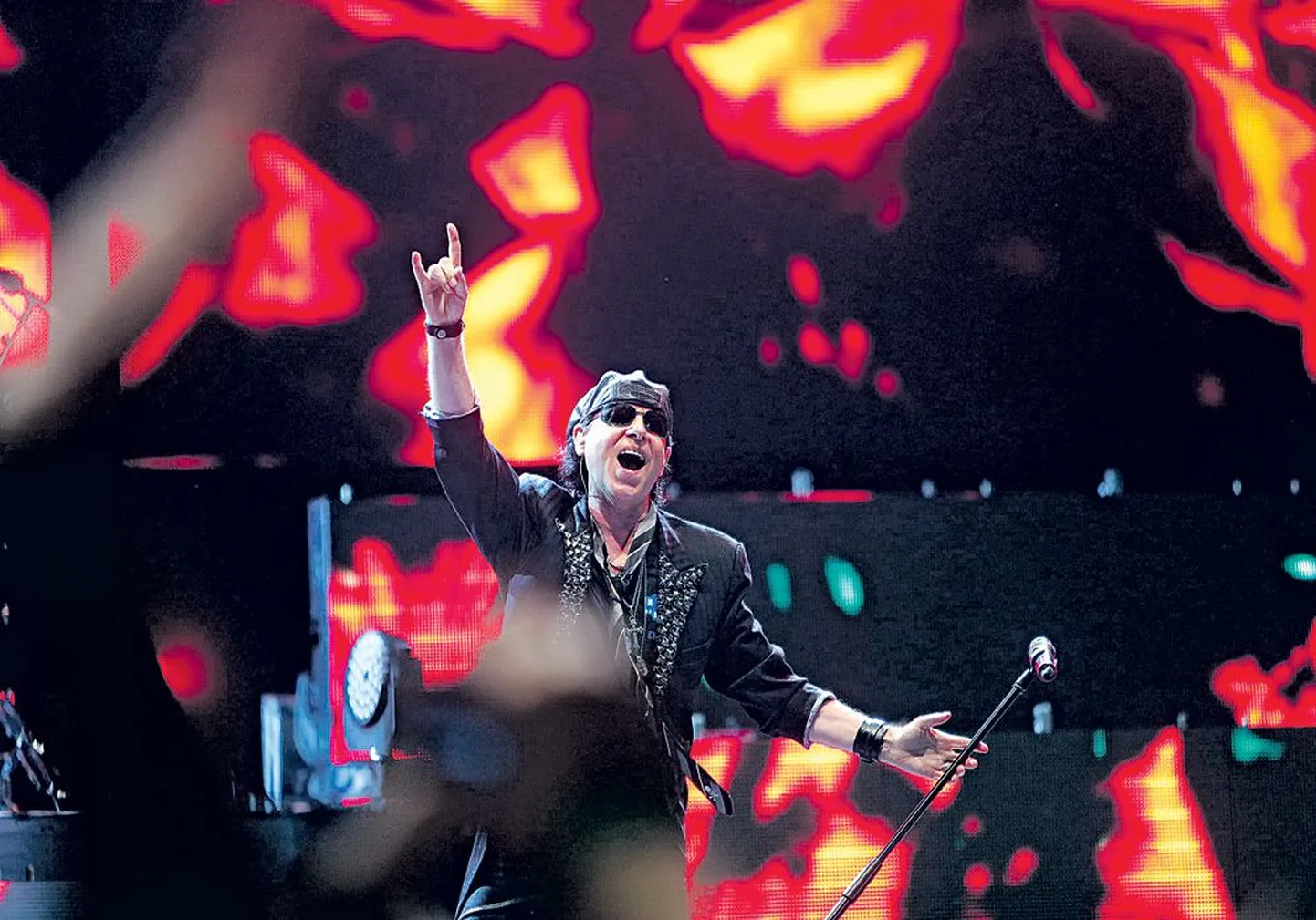 Солист группы Scorpions Клаус Майне верит в то, что надо идти вперед и что лучшие времена еще впереди.