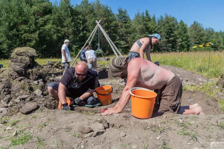 RAHASTAJALE KÜHVEL PIHKU: Leiupaigas sai arheoloogitööst maigu suhu ka ohverduskoha uurimise üks rahastaja Tõnu Munk (vasakul).