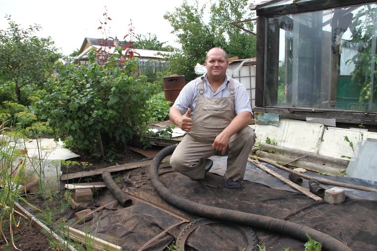 Один из бригадиров "Спутника" Василий Карнаухов показывает злополучную трубу, которая устраивала потоп два раза за месяц.