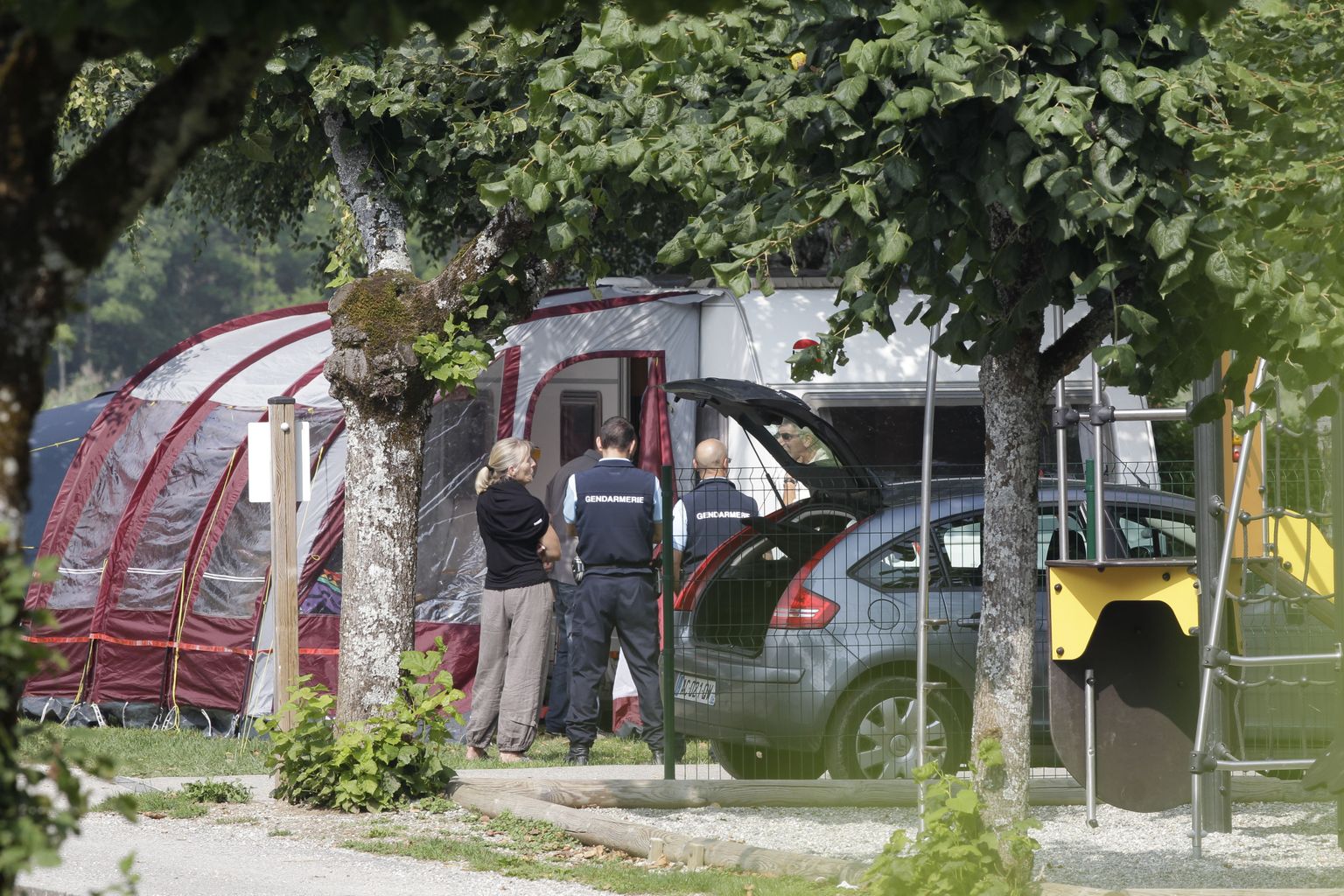 Prantsuse politsei 6. septembril 2012 Alpides Annecy järve lähedal, kus 5. septembril 2012 lasti maha kolm britti ja üks prantslane