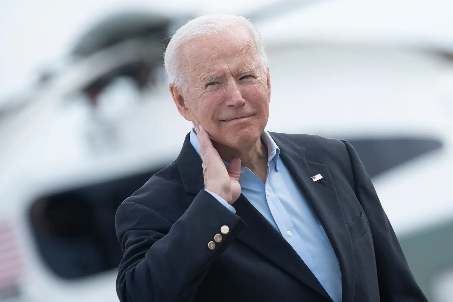 USA president Joe Biden pühib kaelalt sinna lennanud tsikaadi.