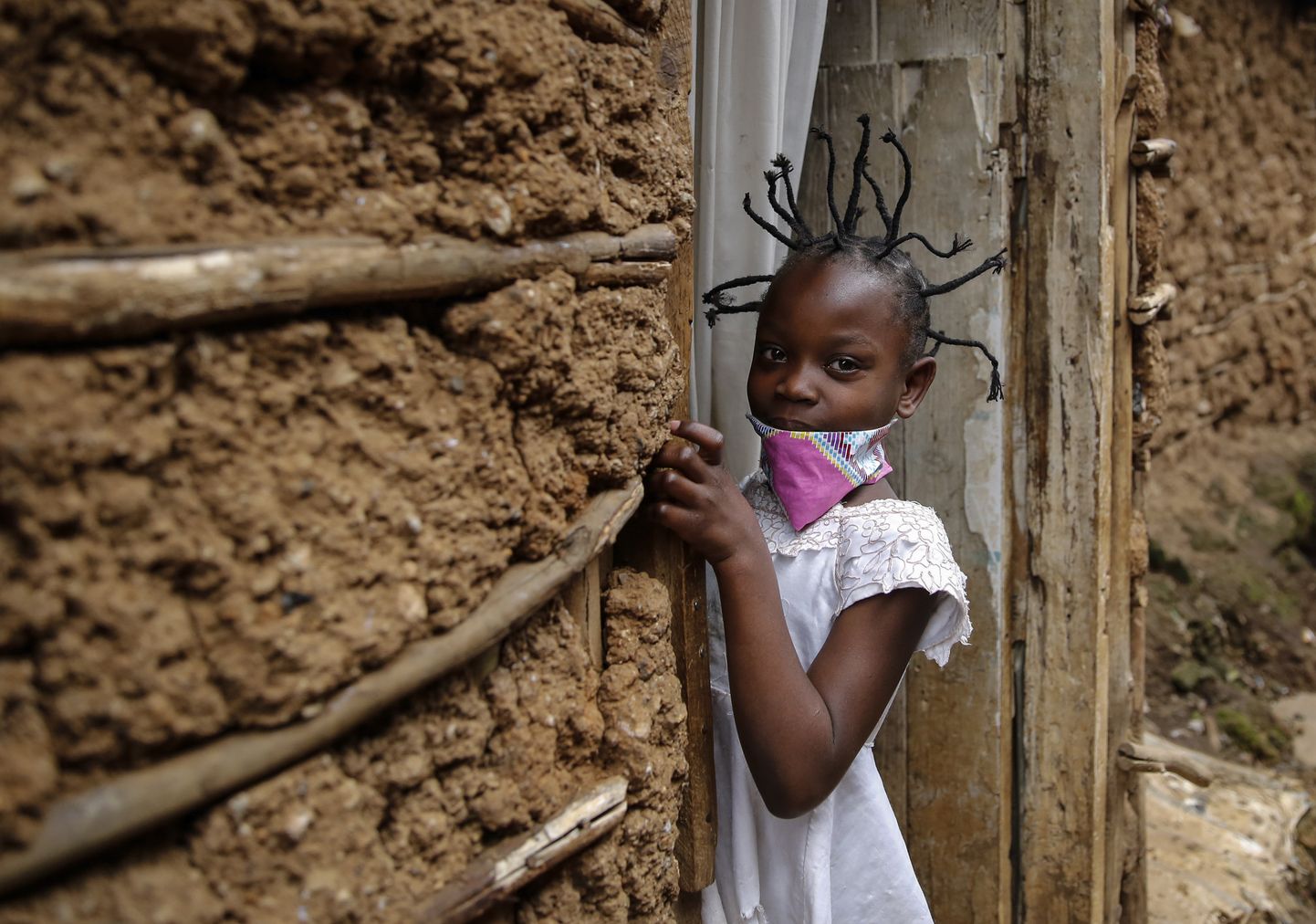 Koroonaviiruse soenguga tüdruk Keenias.