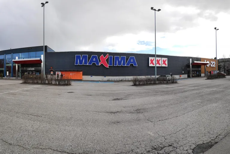 Pärnu Riia maantee äärne ligemale 12 000ruutmeetrine kaubanduskeskus sulges uksed ja tund hiljem vilistas hiidparklas vaid tuul ja võis märgata mõnda uudistajat.