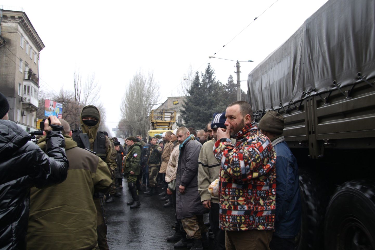 Ida-Ukrainas Donetskis tõid terroristid 22. jaanuaril tänavale vangi võetud Ukraina sõdurid, näidates neid kohalikele.