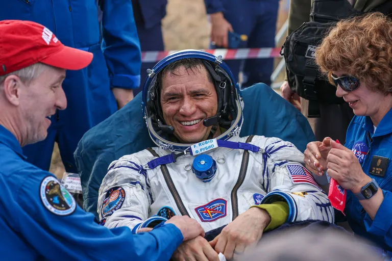 USA astronaut Frank Rubio oli ISSil 371 päeva ehk natuke üle aasta. Ta jõudis Maale tagasi 27. septembril 2023, maandudes Kasahstanis.