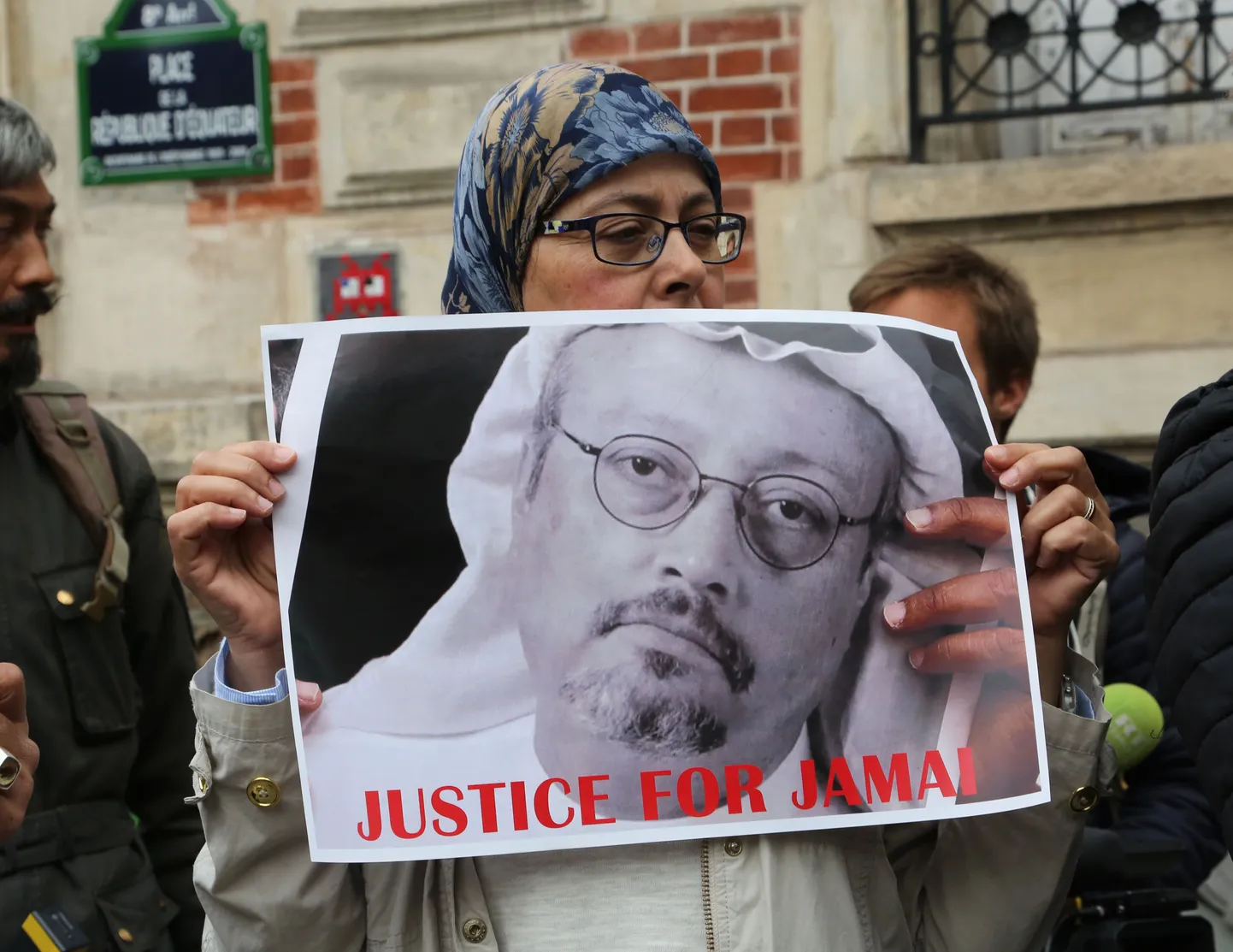 Saudi Araabia kroonprintsi Mohammed bin Salmani suhtes kriitiline ajakirjanik Jamal Khashoggi mõrvati ja tema surnukeha tükeldati 2018. aasta oktoobris kuningriigi Istanbuli konsulaadis.