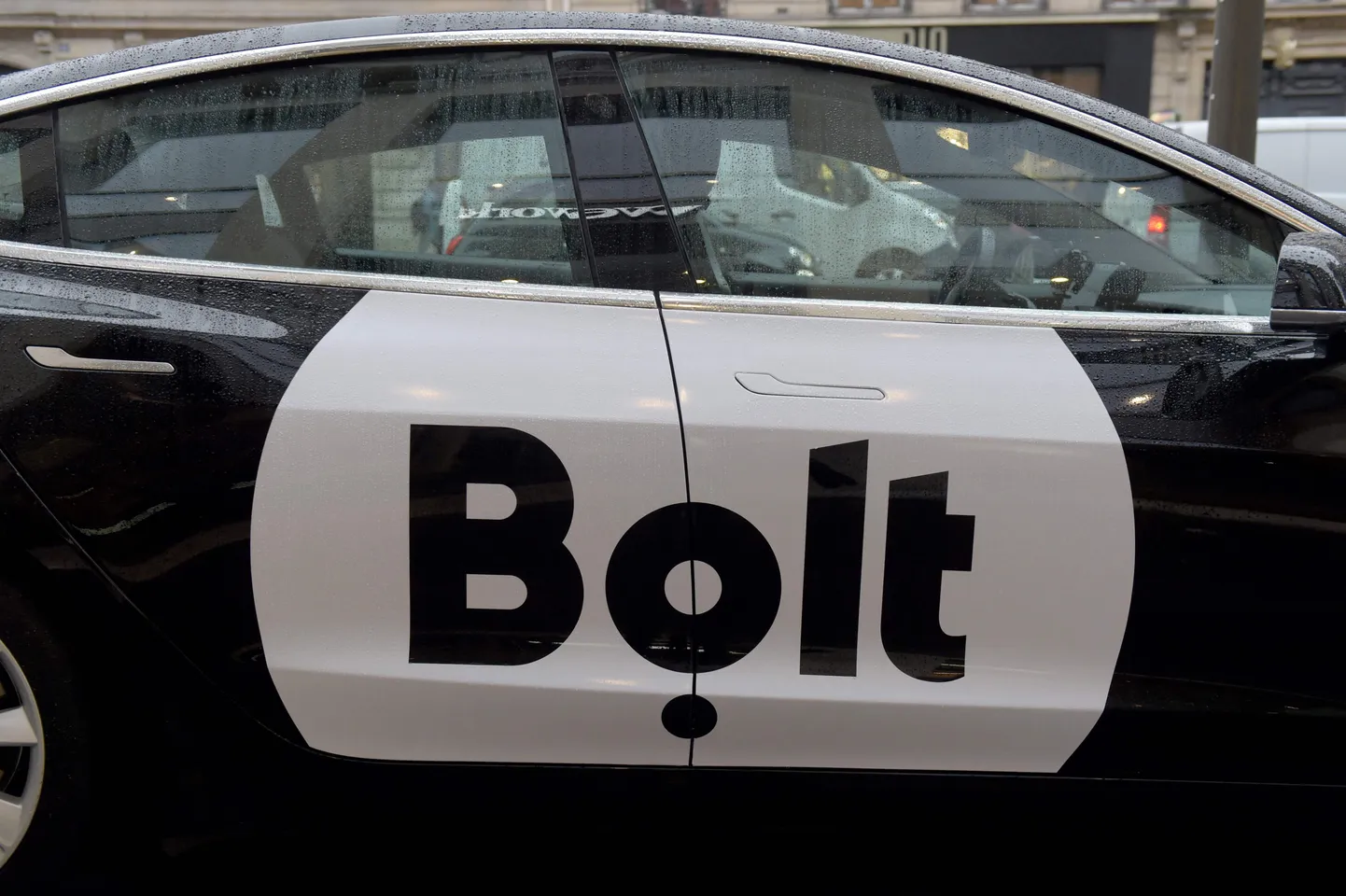 Такси Bolt в Париже.
