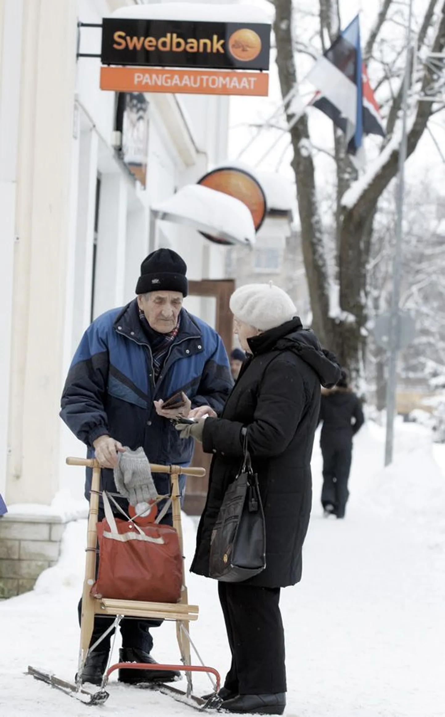 Tapa elanikud võtmas aasta eest pangaautomaadist vastu värskeid eurosid.