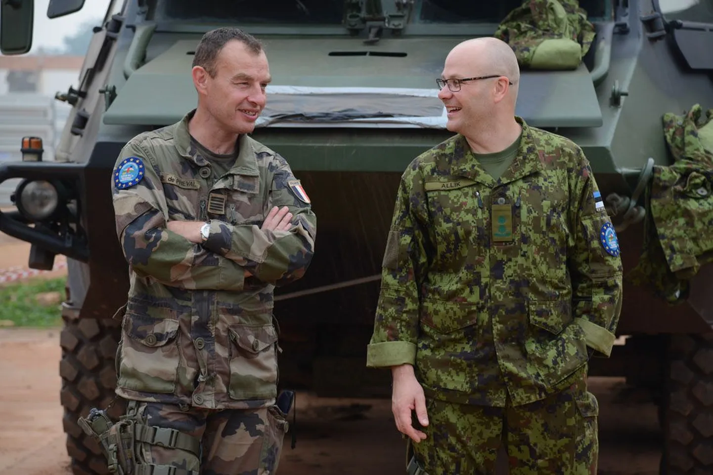 Kolonel Benoît Seguineau de Preval ja kolonelleitnant Sten Allik.