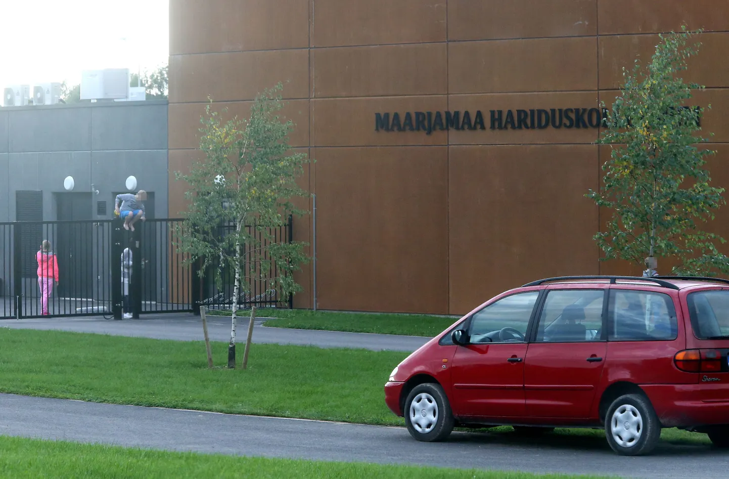 Haridus- ja teadusministeerium teatas reedel, et saadab Kaagveres asuvale Maarjamaa Hariduskolleegiumile appi koolikorralduse, korrakaitse ja lastekaitse ekspertidest koosneva meeskonna. Pildil on üle aia ronivad õpilased.