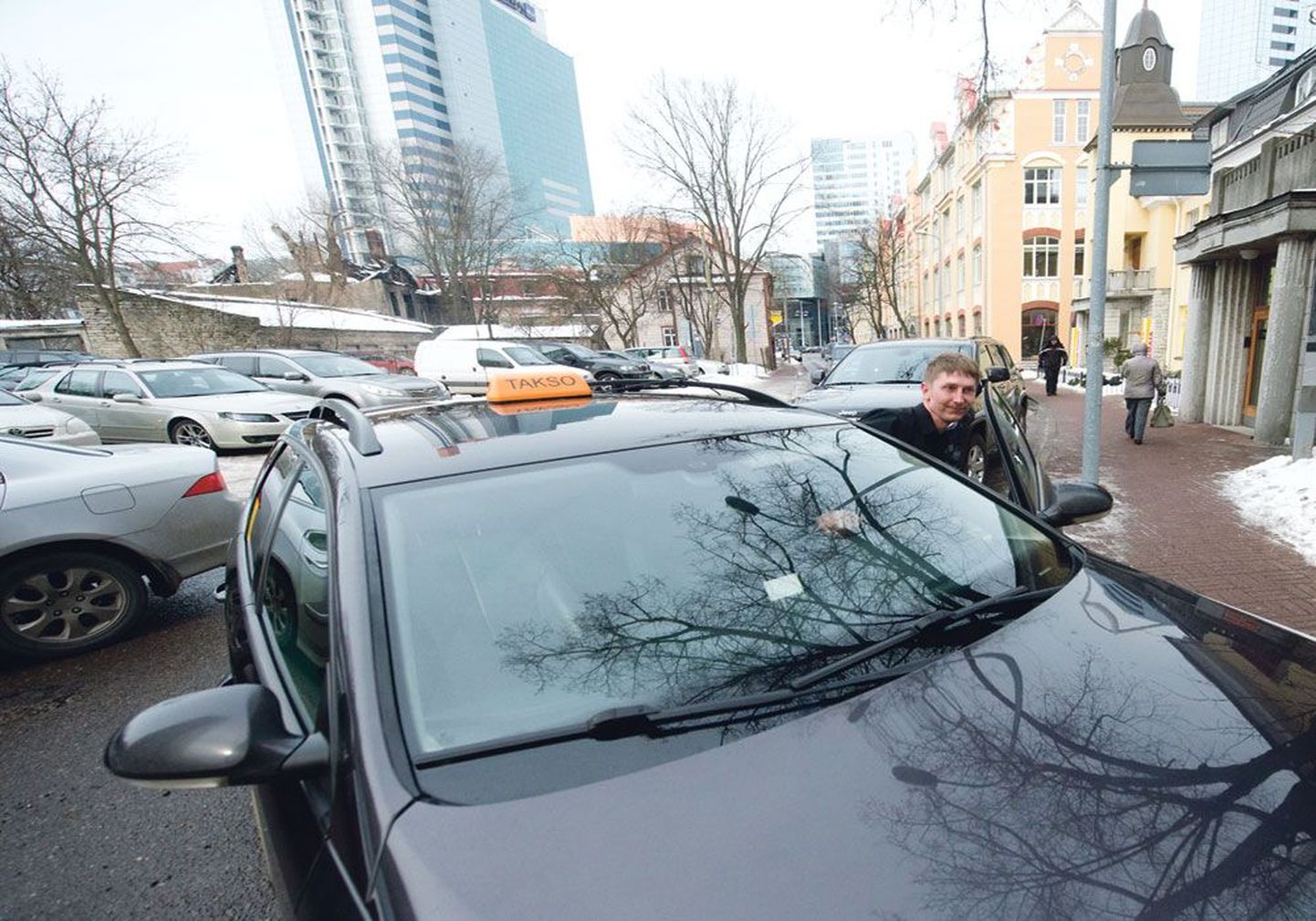 Протестуя против бесплатного общественного транспорта, Saksa Takso вчера возила клиентов бесплатно. На фото таксист Таури Ээпик.