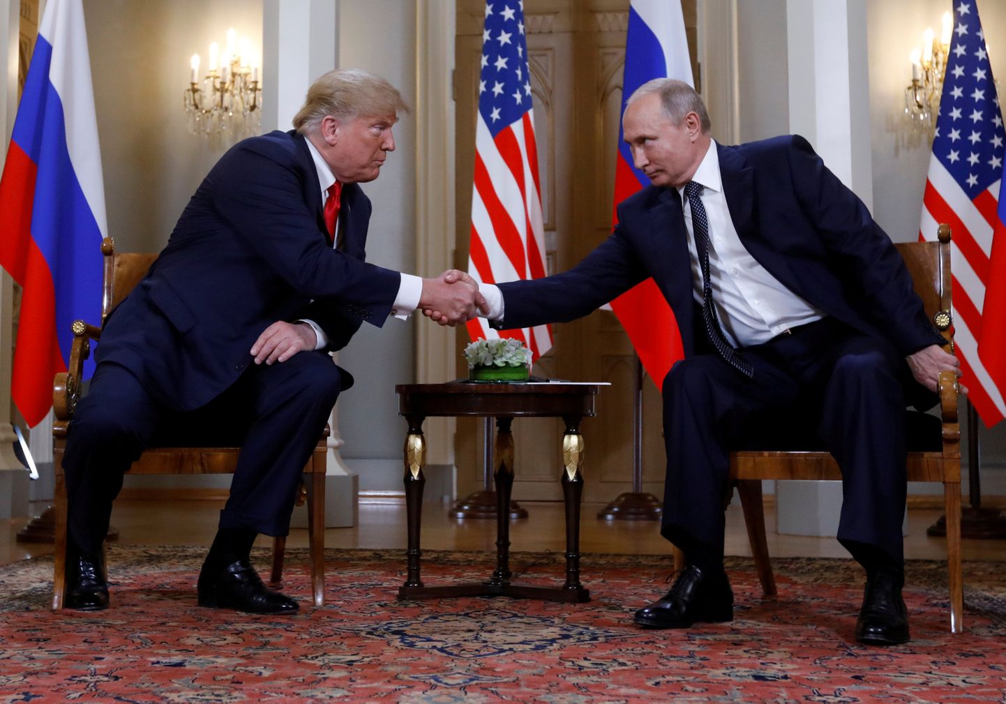USA president Donald Trump ja Vene presiddent suruvad kätt Helsingis, 16. juulil 2018.