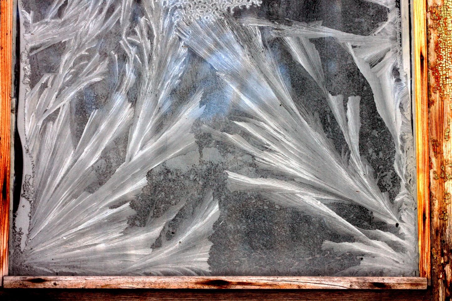 Pakane maalib akendele jäälilled.