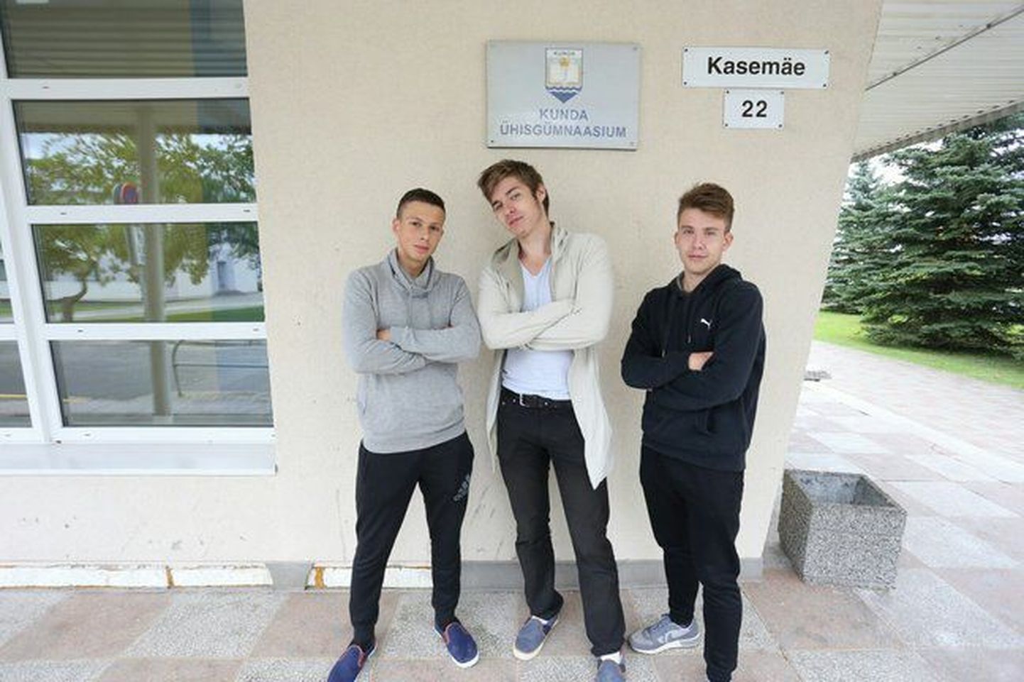 Рональд (слева), Дмитрий (общавшийся с центром тревоги) и еще один Дмитрий перед зданием школы.