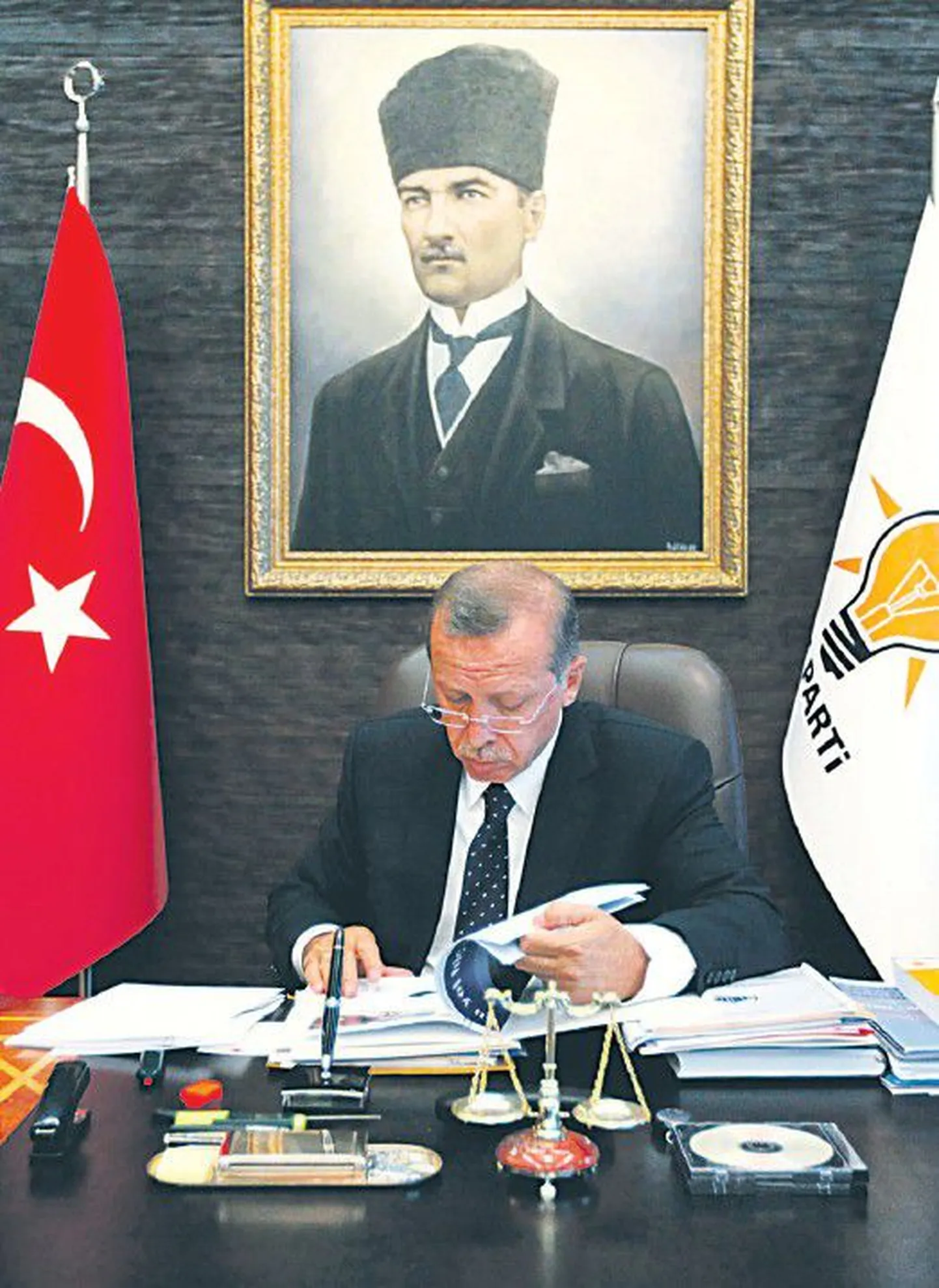 Эрдоган и Ататюрк: премьер-министр Турции в головном офисе своей партии в Анкаре.