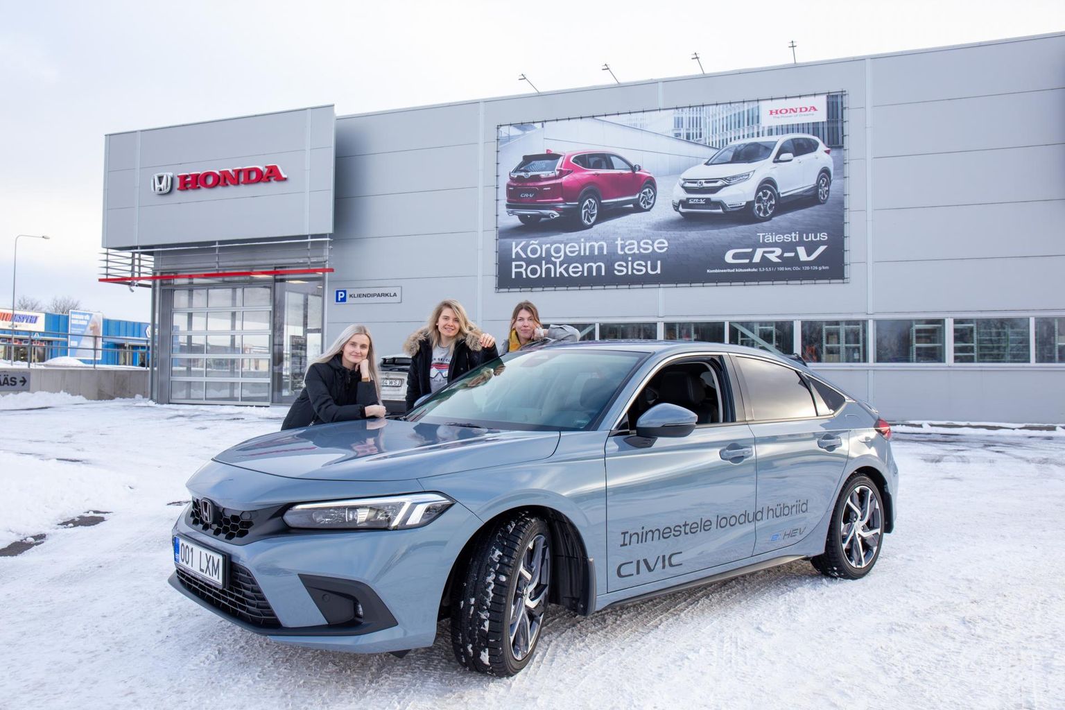 Kui autospordi liit oli Civic e:HEV-i aasta autoks kuulutanud, otsustasid kolm Sakala ajakirjanikku (vasakult) Merlin Kuld, Priscilla Õmblus ja Sigrid Koorep selle järele proovida.