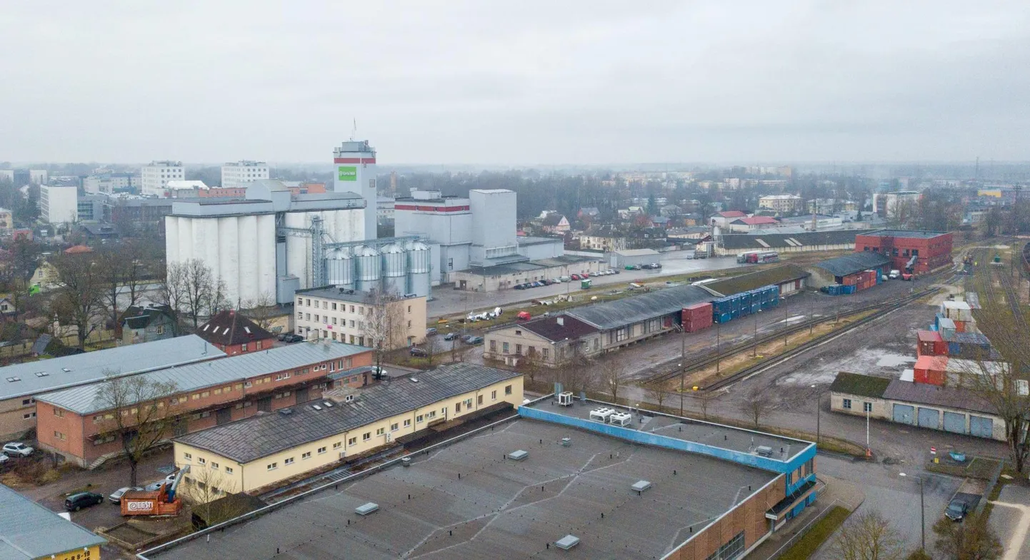 Tartu Milli praegusesse, 1941. aastal valminud elevaatorisse (vasakul valged tornid) mahub 15 000 tonni vilja, paremal olevates vanades ladudesse saab hoida kokku 6000 tonni vilja. Neist hoiukohtadest aga ei piisa ning ettevõte soovib vanade ladude asemele rajada uued hoidlad.