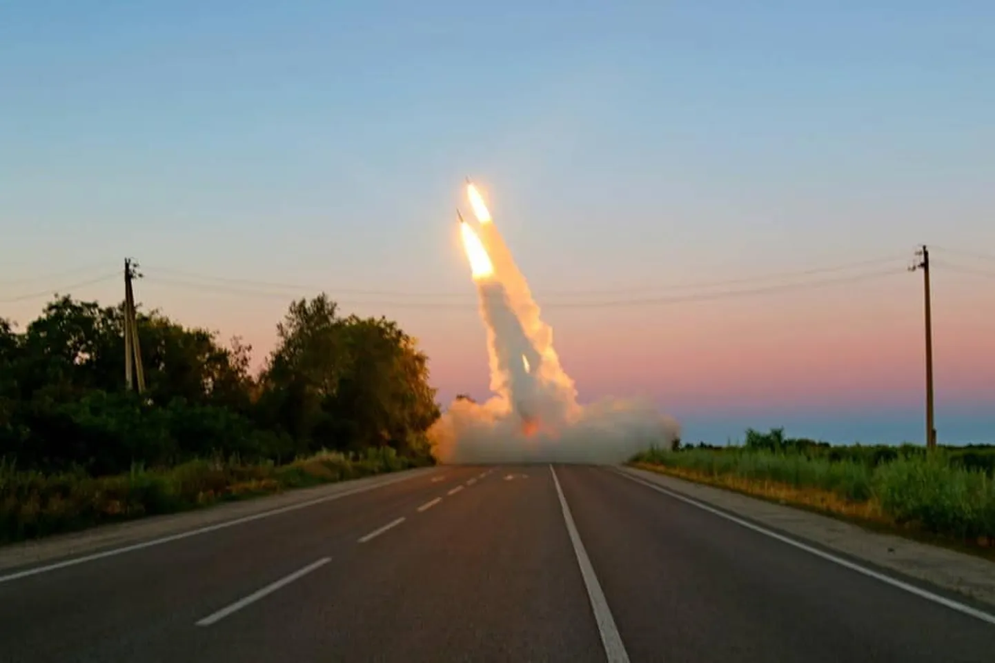 Ukraina väed USA saadetud M142 HIMARS-süsteemidega Zaporižžjas rakette tulistamas.