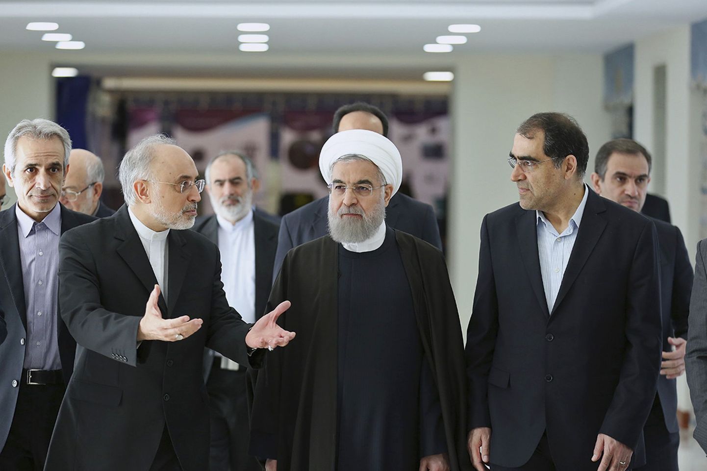 Iraani president Hassan Rouhani kuulab Aatomienergia Organisatsiooni juhti Ali Akbar Salehit (vasakul).