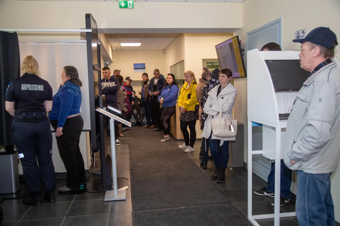 Politseijaoskonna teenindussaali töötaja haigestumine tõi kaasa pika järjekorra ning inimesed pidid ootama paar tundi, et dokumentidega seonduv korda saada.