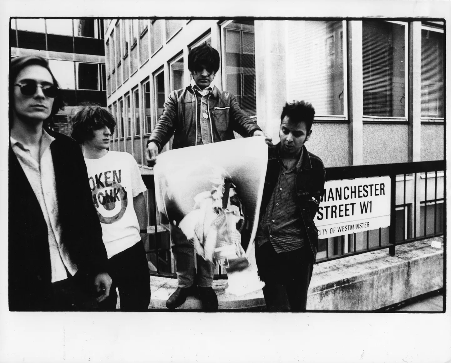 Cornershop põletab Morrissey pilti.