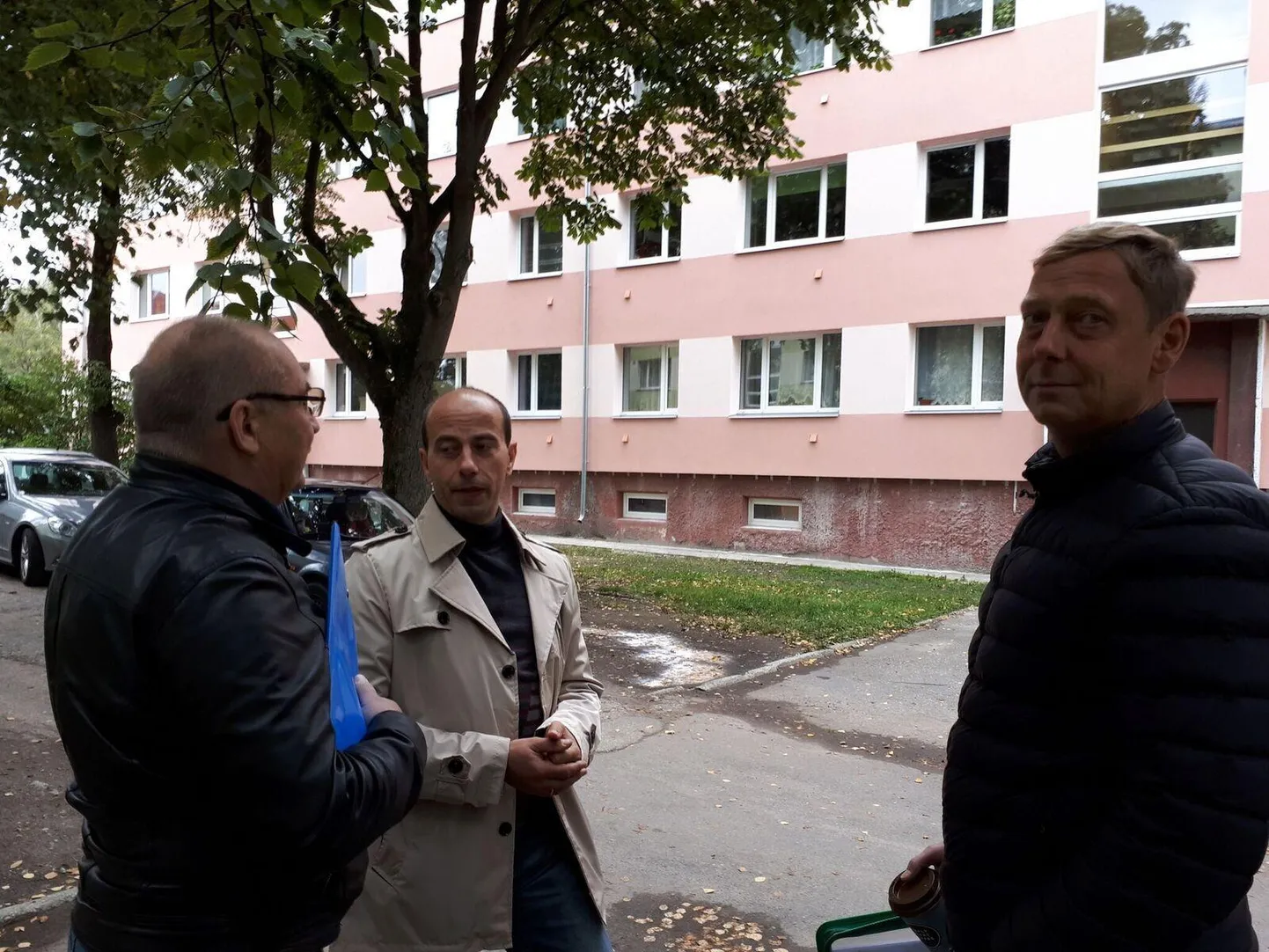 Sergei Saglo (keskel) valiti 2017. aastal parimaks korteriühistu juhiks.
