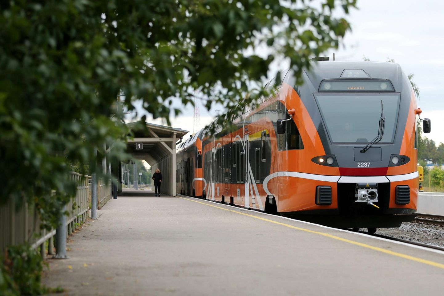 Praegu väljuvad Tartu vaksalist vaid diiselrongid, sest kogu raudteevõrgustik pole veel elektrifitseeritud. Elektrirongid saavad sõita ainult pealinna ümbruses, ent eesmärk on, et 2024. aasta lõpuks on ka Tallinna-Tartu lõik täielikult elektrifitseeritud.