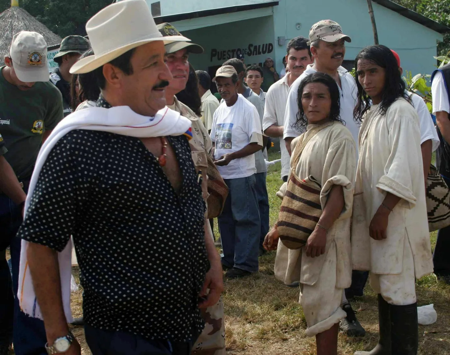 Kogi põlisrahva liikmed (paremal esiplaanil) vaatamas 2006. aastal üht Colombia kurikuulsamat sõjapealikku, kes oli end äsja riigi valitsusvõimudele kätte andnud.