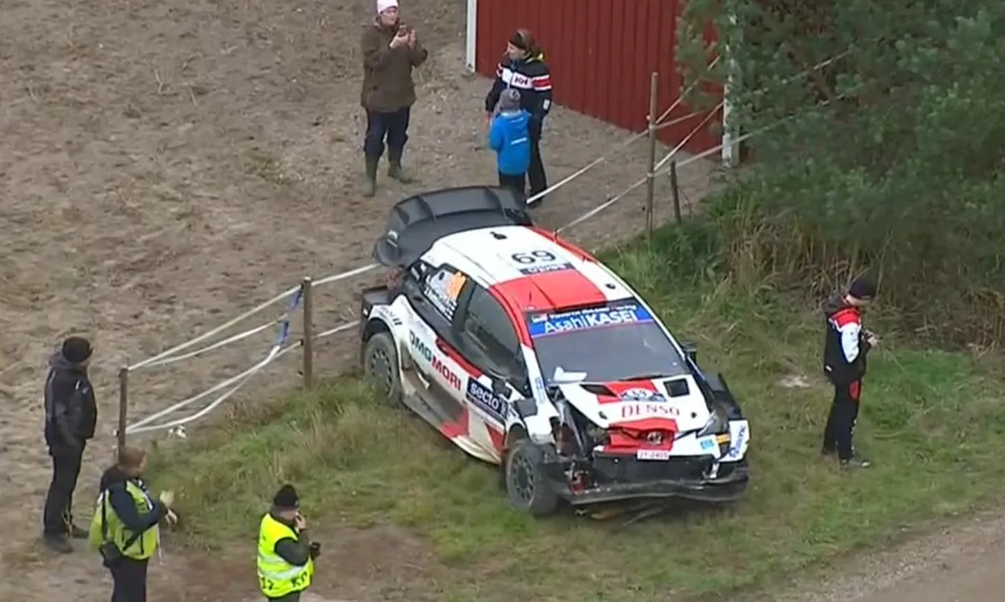 Kalle Rovanperä katkestas Soome ralli, ent saab pühapäeval naasta.