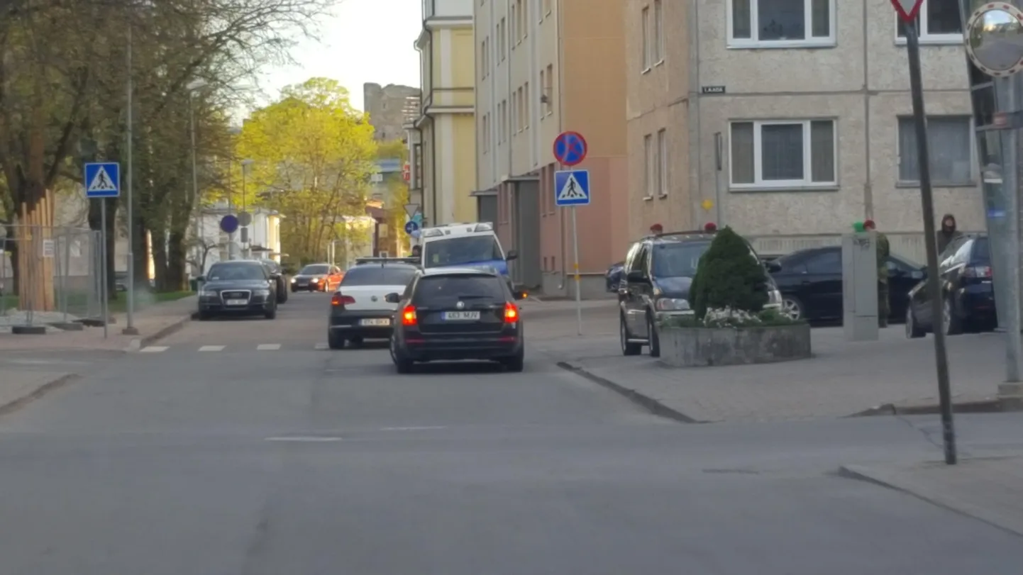 Sõiduauto BMW rammis Rakveres sõjaväepolitsei sõidukit.
