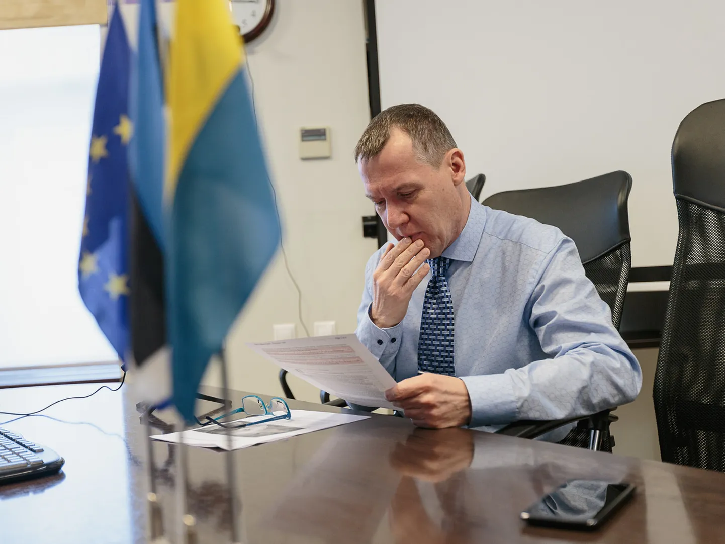 Тармо Таммисте с распечаткой обсуждаемой статьи.