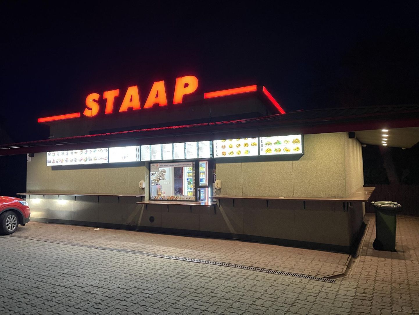 Öine Staap ootab. Valgustahvlil kiirtoidumenüü on üks pikimaid ja mitmekesisemaid Tallinnas.