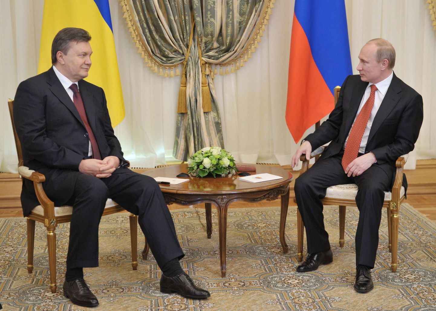 Vene president Vladimir Putin (paremal) Ukraina ametivenna Viktor Janukovõtšiga Kremlis.