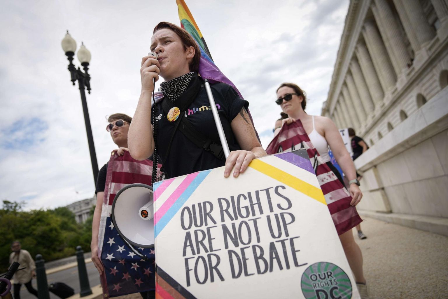 Naised marsivad Washingtonis ülemkohtu eest esindajatekoja hoone juurde. Protestijad nõuavad demokraatide sekkumist, et säiliks naiste õigus teha aborti.