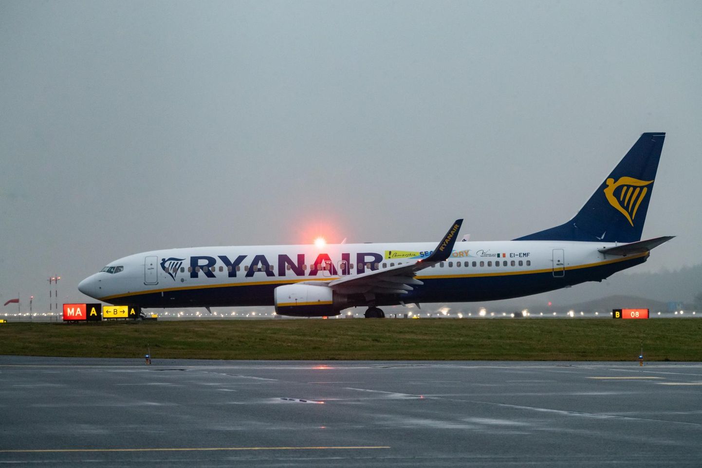 Самолет авиакомпании Ryanair в Таллиннском аэропорту.