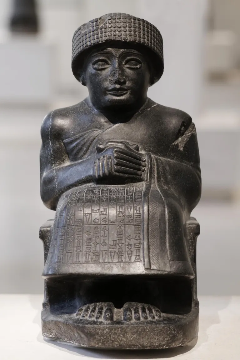 Lagaši linnriigi valitseja kuningas Gudea dioriidist kuju, pühendatud jumal Ningishzidale, Louvre'i muuseumis.