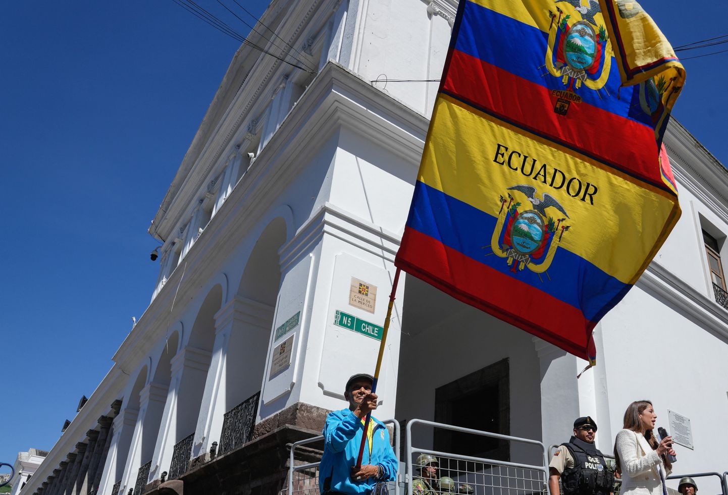 Mees Ecuadori lipuga presidendilossi ees. Pilt on illustreeriv.