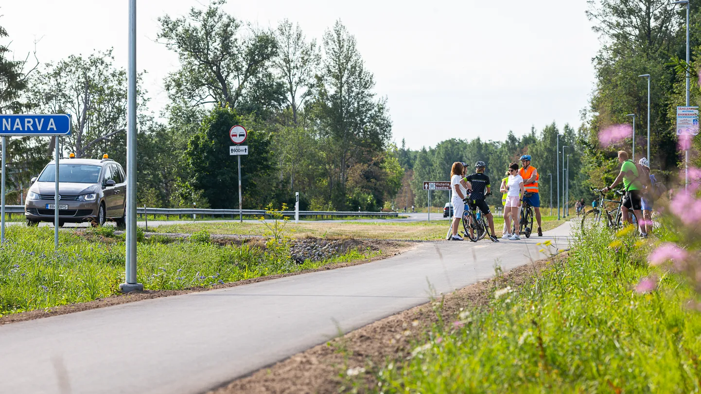 Narvat ja Narva-Jõesuud ühendava kergliiklustee vast valminud uus lõik.