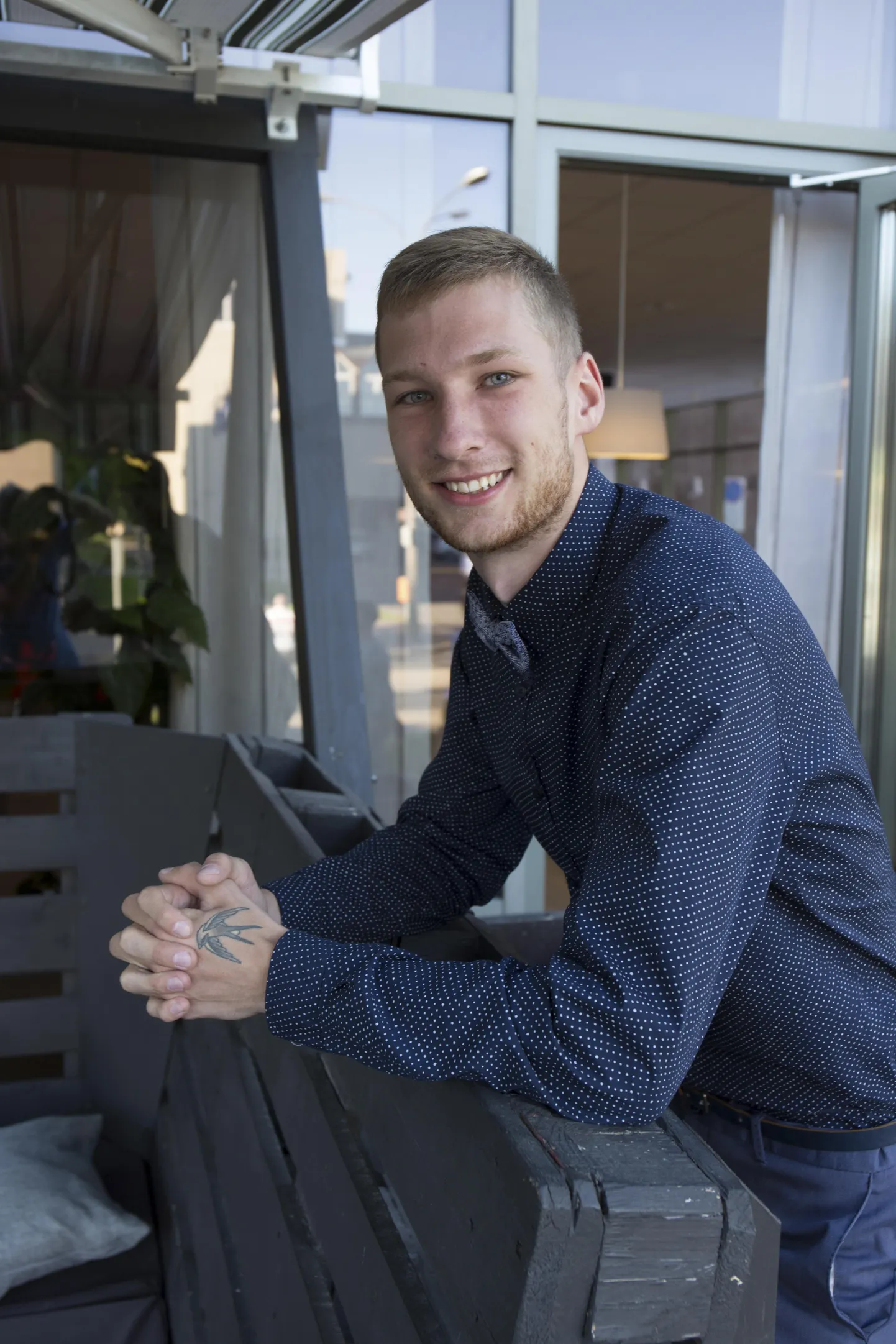 Viie aasta eest Viljandi spordikooli võrkpalliosakonnast Tallinna Audentese spordigümnaasiumi läinud Tony Nõu on kuulunud oma meelispallialal ka riigi noortekoondisesse. Nüüdseks on temast saanud aga üks Eesti staadionide kiiremaid jooksumehi.