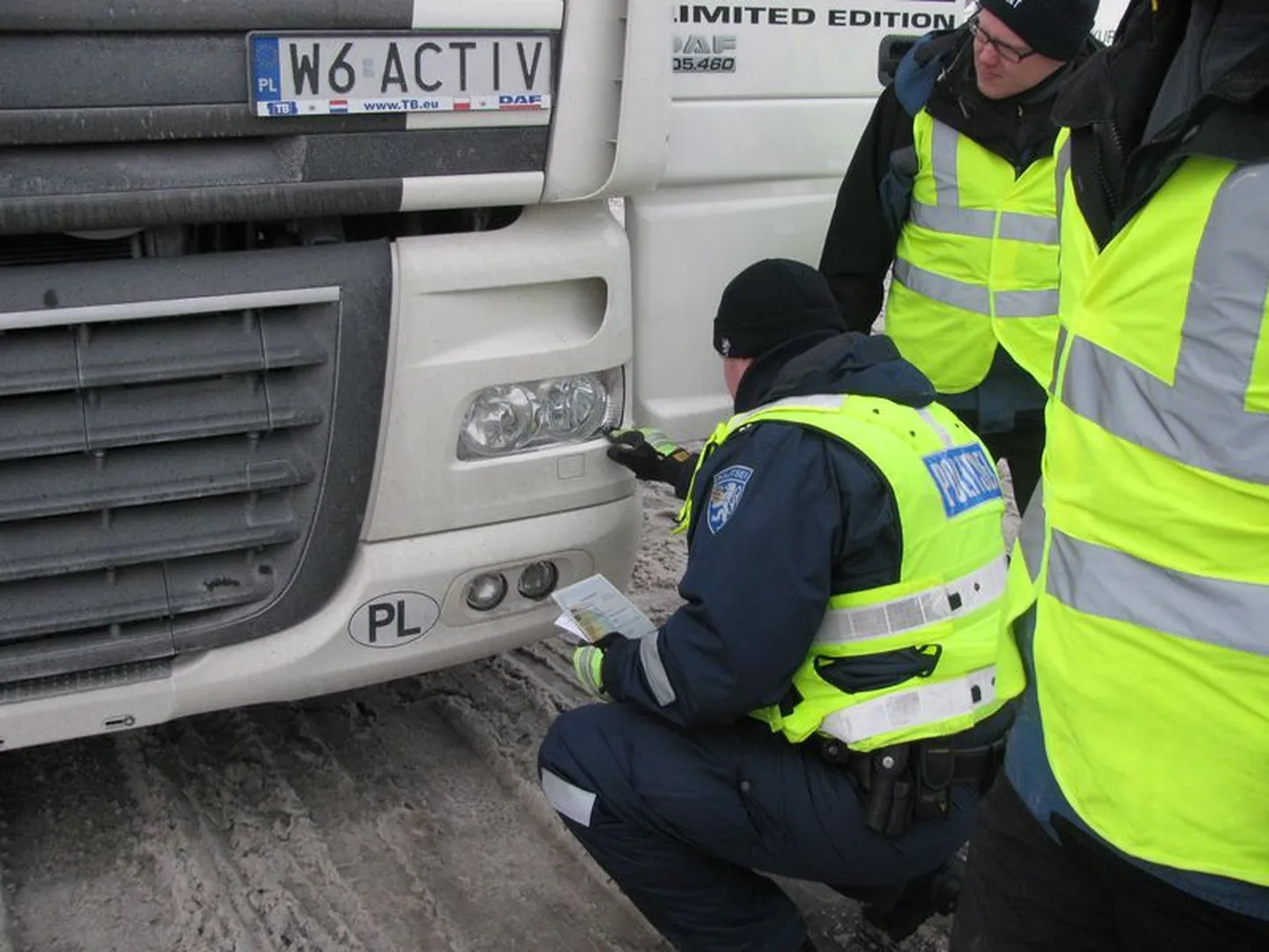 Lääne prefektuuri politseioperatsioonil võeti luubi alla  bussid ja veoautod.