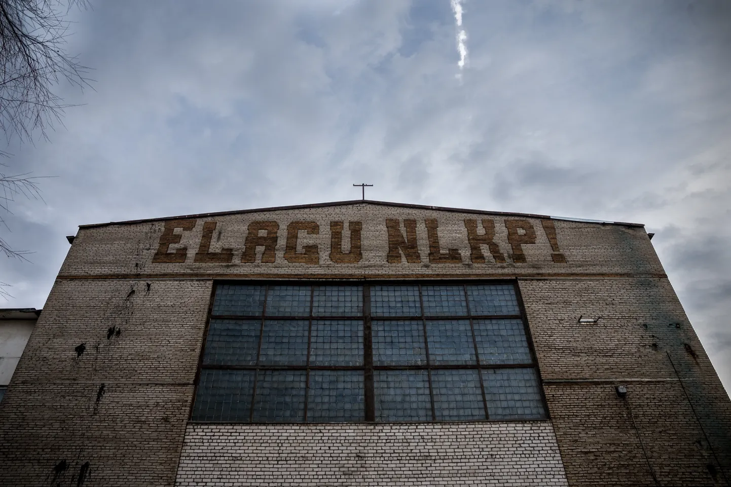 ENSV sümbolid. Kiri "ELAGU NLKP!" Sepapaja 10 majal.